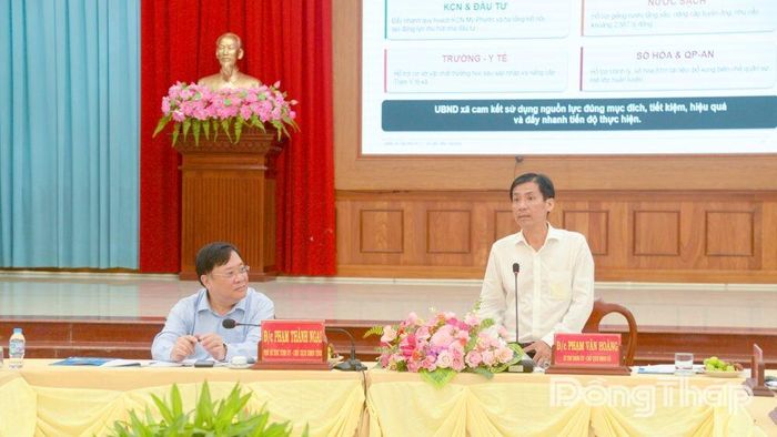 Đồng chí Phạm Thành Ngại nghe lãnh đạo xã báo cáo các mặt công tác. 