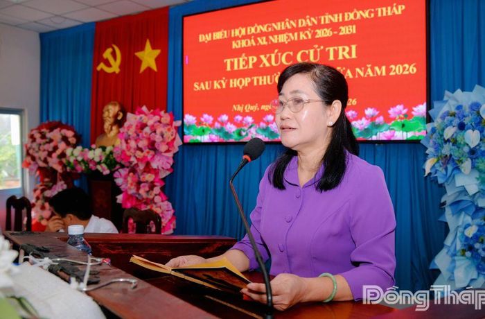 Đại biểu Châu Thị Mỹ Phương phát biểu tại buổi tiếp xúc cử tri phường Nhị Quý.