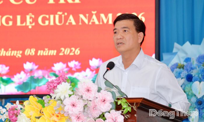 Đồng chí Võ Văn Quân, Phó Chủ tịch UBND phường Nhị Quý trả lời một số kiến nghị của cử tri.