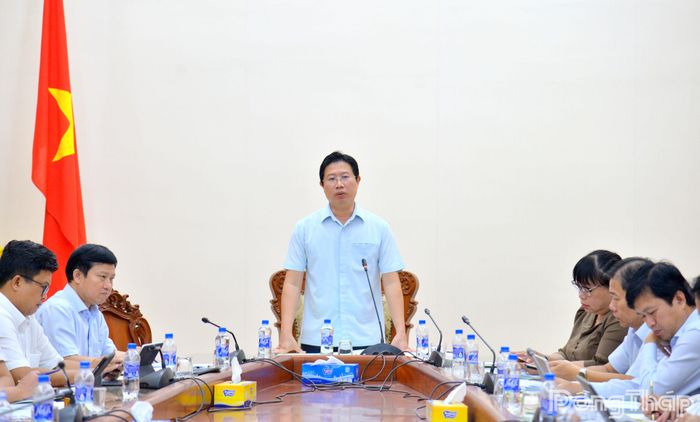 Đồng chí Huỳnh Minh Tuấn, Phó Chủ tịch UBND tỉnh Đồng Tháp, Trưởng Ban Chỉ đạo đột phá phát triển giáo dục và đào tạo trên địa bàn tỉnh Đồng Tháp phát biểu tại cuộc họp.