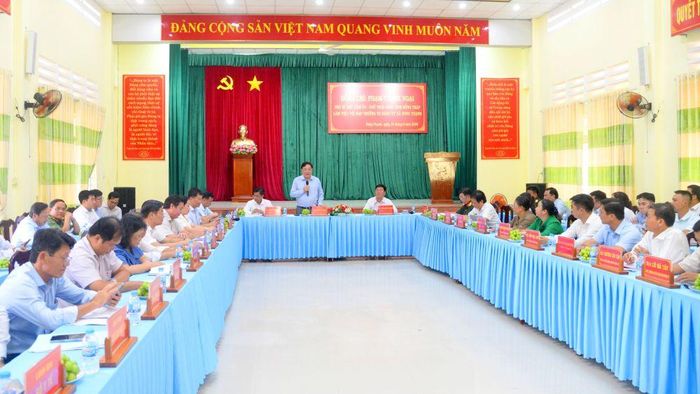 Đồng chí Phạm Thành Ngại phát biểu tại buổi làm việc với Ban Thường vụ Đảng ủy xã Hưng Thạnh.