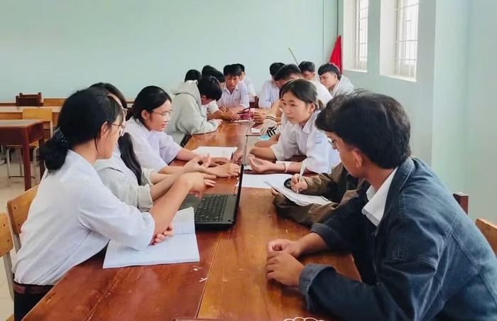  Cô Nguyễn Thị Thu Thảo hướng dẫn nhóm học sinh Trường THPT Ngô Lê Tân (xã Cát Tiến) thực hiện sáng kiến “Ứng dụng quy trình Thiết kế AI - Mô phỏng ảo - Lắp ráp mạch thực tế nhằm nâng cao hiệu quả thực hành Kỹ thuật điện tử”. Ảnh: NVCC 