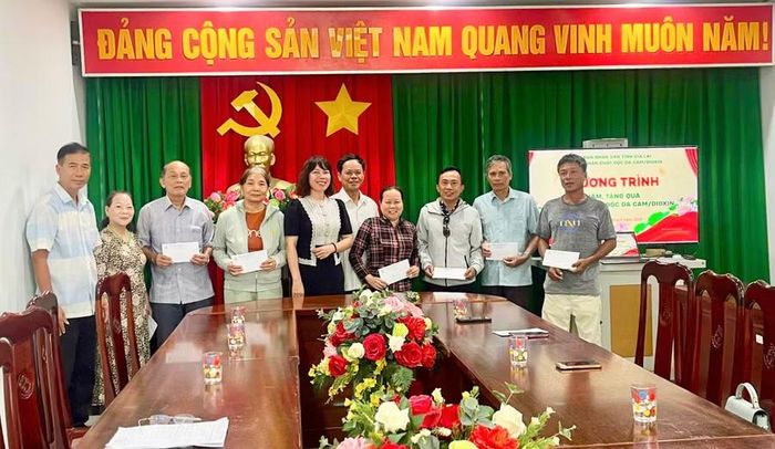  Hội Nạn nhân chất độc da cam/dioxin tỉnh Gia Lai tặng quà cho nạn nhân chất độc da cam phường Quy Nhơn Đông. Ảnh: ĐVCC 