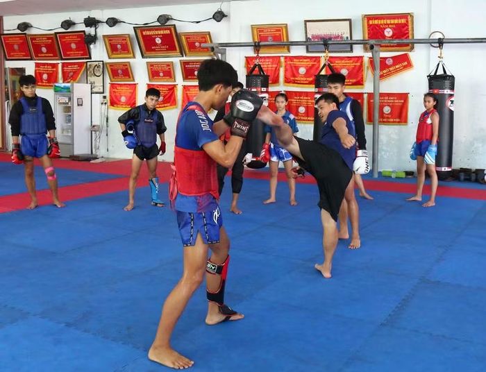  HLV Lê Trung Kỳ thị phạm các đòn thế cho VĐV trong một buổi tập. Ảnh: H.Q 