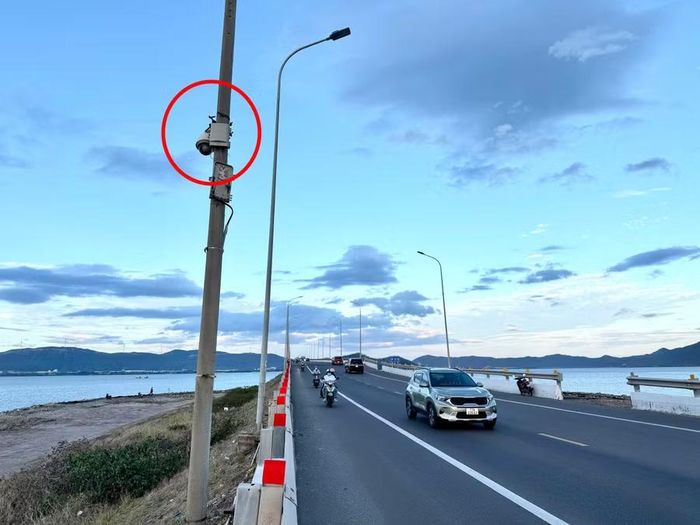  Điểm camera đầu cầu Thị Nại (đầu phía khu vực trung tâm Quy Nhơn) bị hư hỏng chưa được sửa chữa. Ảnh: N.C 