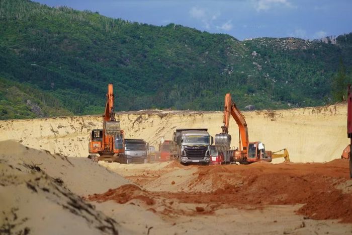 Phương tiện cơ giới thi công Khu công nghiệp Phù Mỹ. Ảnh: N.H 