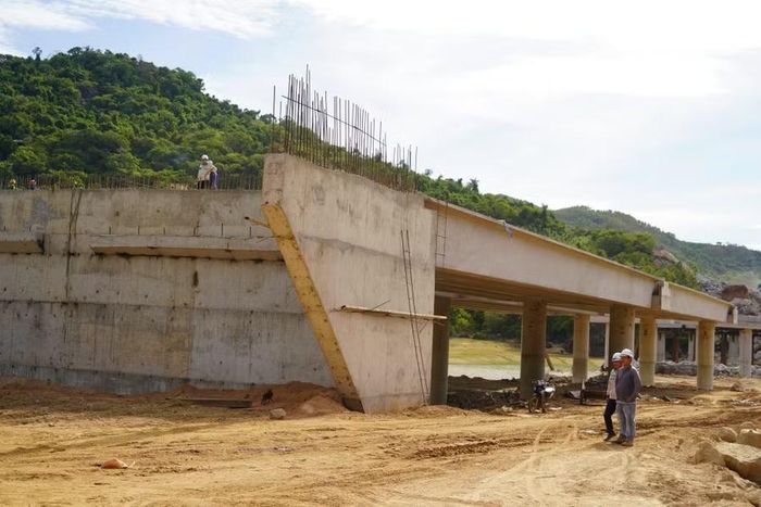  Thi công cầu bắc qua hồ chứa nước Hóc Nhạn (xã Phù Mỹ Đông) thuộc Dự án tuyến đường kết nối từ cao tốc Bắc - Nam về Khu công nghiệp Phù Mỹ và Bến cảng Phù Mỹ. Ảnh: N.H 