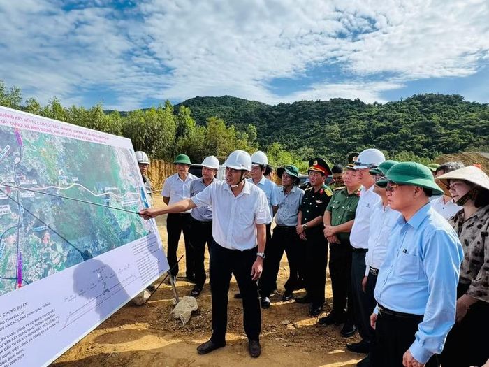  Bí thư Tỉnh ủy Thái Đại Ngọc (hàng đầu, bìa phải) nghe báo cáo tiến độ thi công Dự án tuyến đường kết nối từ cao tốc Bắc - Nam về Khu công nghiệp Phù Mỹ và Bến cảng Phù Mỹ. Ảnh: N.H 