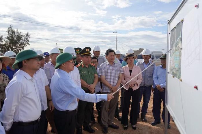  Bí thư Tỉnh ủy Thái Đại Ngọc (hàng đầu, thứ 2 từ trái sang) kiểm tra tiến độ thi công Khu công nghiệp Phù Mỹ. Ảnh: N.H 