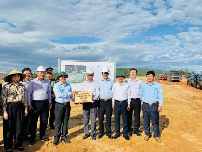  Bí thư Tỉnh ủy Thái Đại Ngọc (hàng đầu, thứ 3 từ trái sang) tặng quà cho đơn vị thi công Dự án Khu công nghiệp Phù Mỹ. Ảnh: N.H 