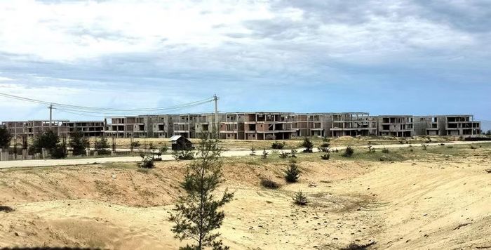  Một số dãy nhà trong khu đô thị được xây thô đã bắt đầu xuống cấp. Ảnh: T.S 