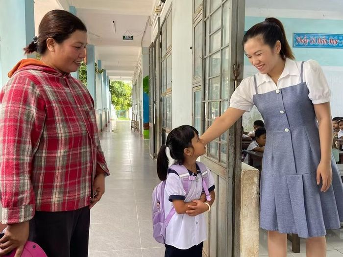 Chị Nay H’Man (bìa trái) đưa con gái Nay H’Lin Đa đến lớp tăng cường tiếng Việt tại Trường Tiểu học và THCS Nguyễn Viết Xuân. Ảnh: Vũ Chi
