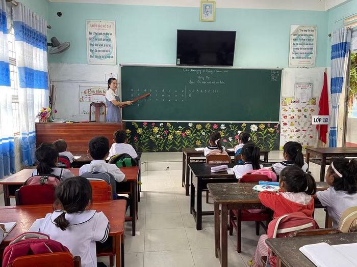 Cô giáo Lê Thị Hường, giáo viên Trường Tiểu học và THCS Nguyễn Viết Xuân dạy học sinh làm quen với bảng chữ cái và chữ số. Ảnh: Vũ Chi