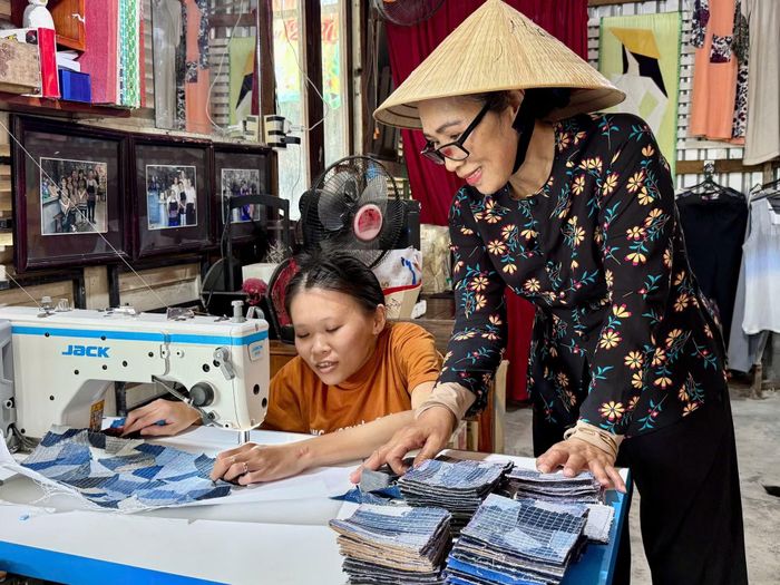  Người khuyết tật tại Vườn tái chế NNC đang hoàn thiện các miếng lót ly. Ảnh: D.L 