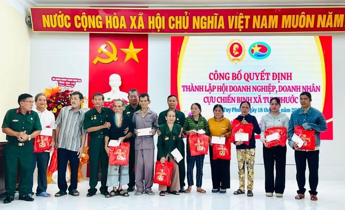  Hội Cựu chiến binh xã Tuy Phước tặng quà cho hội viên cựu chiến binh có hoàn cảnh khó khăn. Ảnh: M.N 