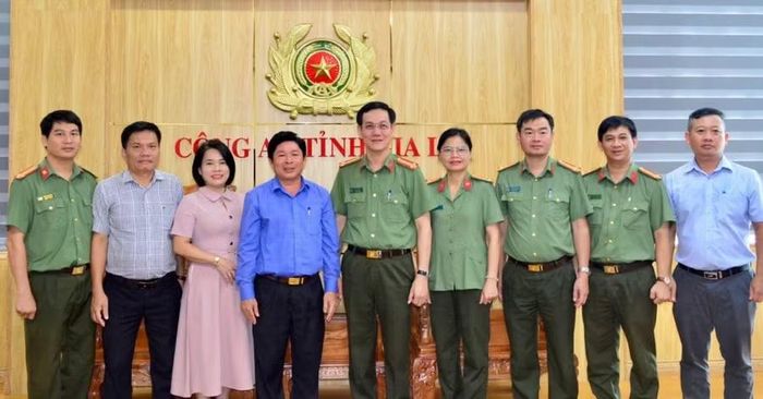  Đoàn đến chúc mừng và cảm ơn những đóng góp của lực lượng Công an tỉnh Gia Lai. Ảnh: Đ.Y 