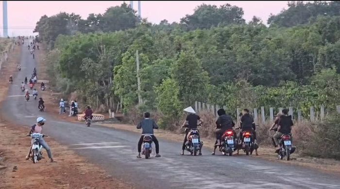  Các đối tượng tụ tập dàn hàng ngang, điều khiển xe phóng nhanh, lạng lách đánh võng trên đường. Ảnh: Văn Ngọc 