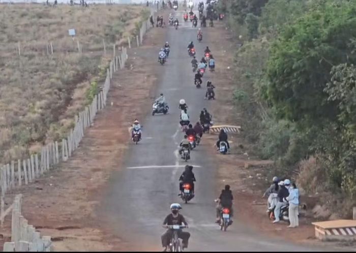  Các đối tượng tụ tập điều khiển xe gây mất an ninh, trật tự trên đường. Ảnh: Văn Ngọc 