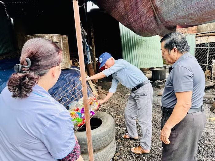  Đoàn giám sát kiểm tra ổ dịch SXH tại tổ Phú Thọ, phường An Phú. Ảnh: Như Nguyện 
