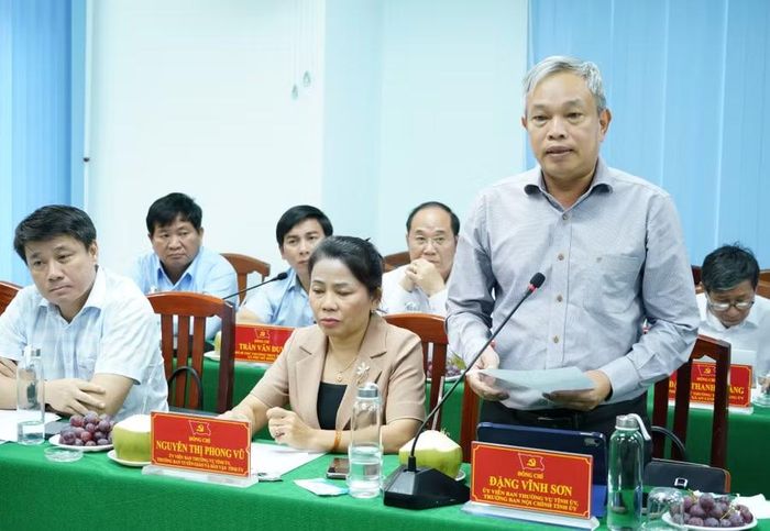  Trưởng Ban Nội chính Tỉnh ủy Đặng Vĩnh Sơn đề nghị cấp ủy, chính quyền các xã quan tâm đến việc tiếp công dân, xử lý dứt điểm tình trạng khiếu kiện, khiếu nại ở địa phương. Ảnh: N.H 
