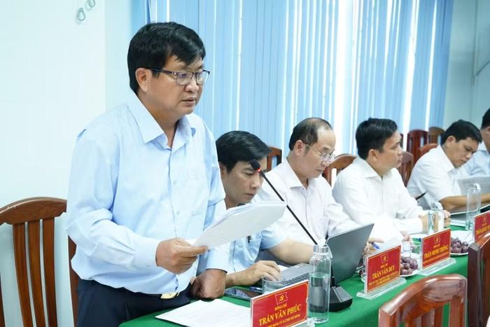  Bí thư Đảng ủy xã Phù Mỹ Đông Trần Văn Phúc báo cáo kết quả thực hiện nhiệm vụ phát triển kinh tế - xã hội, xây dựng Đảng trong 8 tháng đầu năm nay. Ảnh: N.H 