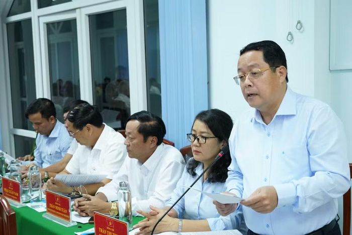  Bí thư Đảng ủy xã Phù Mỹ Phùng Duy Hải báo cáo công tác xây dựng Đảng, vận hành chính quyền địa phương 2 cấp tại địa phương thời gian qua. Ảnh: N.H 