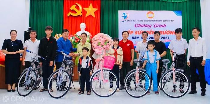  Ban tổ chức trao xe đạp cho học sinh có hoàn cảnh đặc biệt khó khăn. Ảnh: Q.T 