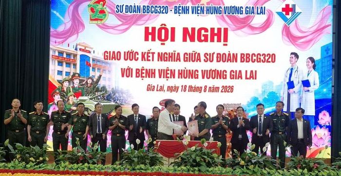  Hai đơn vị ký kết quy chế kết nghĩa. Ảnh: Vĩnh Hoàng 