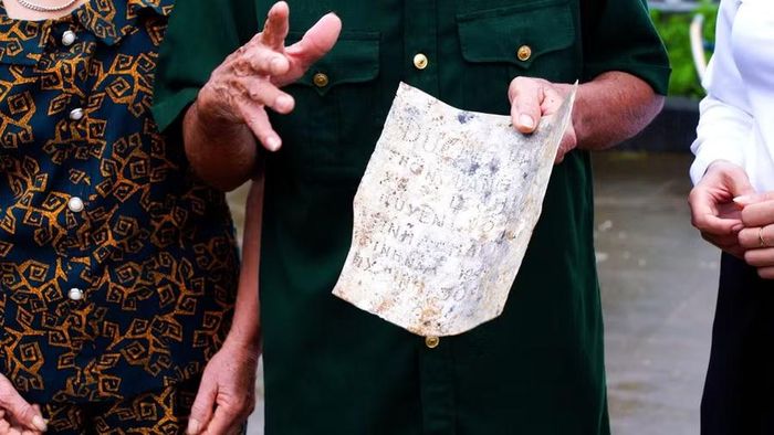 Di vật bằng nhôm màu trắng khắc tên, quê quán, năm sinh và ngày hy sinh được phát hiện trong quá trình khai quật mộ liệt sĩ tại Nghĩa trang Liệt sĩ tỉnh Gia Lai. Ảnh: Minh Trung