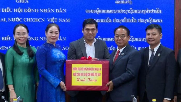  Phó Chủ tịch HĐND tỉnh Gia Lai Huỳnh Thúy Vân (thứ 2 từ trái sang) tặng quà cho Thường trực HĐND tỉnh Champasak. Ảnh: Đức Hải 