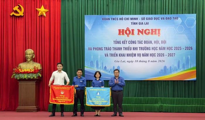 Tặng cờ thi đua cho Đoàn trường, Hội Sinh viên Trường Đại học Quy Nhơn. Ảnh: D.L