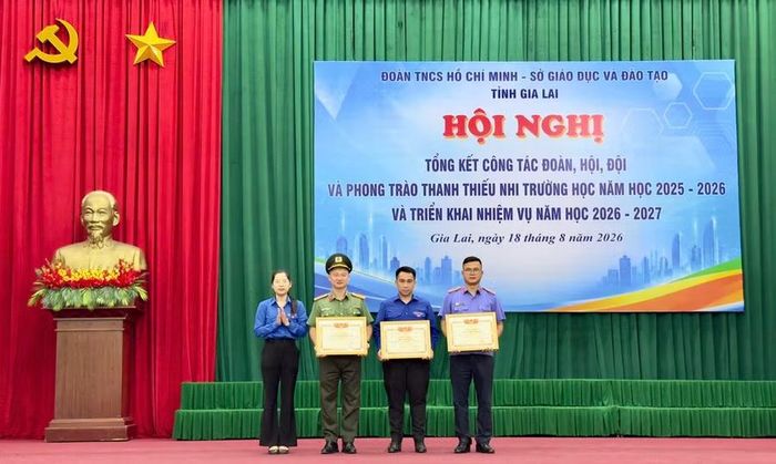 Biểu dương các cá nhân triển khai hiệu quả Cuộc vận động “Đỡ đầu trẻ em mồ côi không nơi nương tựa, giúp đỡ thường xuyên trẻ em có hoàn cảnh đặc biệt khó khăn trên địa bàn tỉnh”. Ảnh: D.L