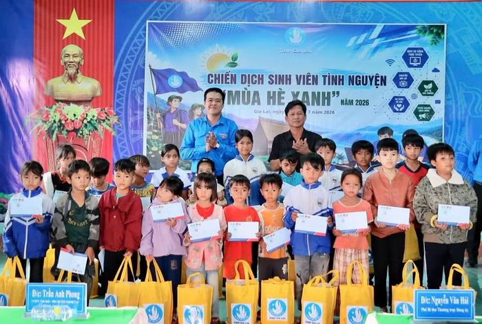 Hội Sinh viên Việt Nam tỉnh Gia Lai ra quân Chiến dịch “Mùa hè xanh” tại xã Lơ Pang. Ảnh: ĐVCC