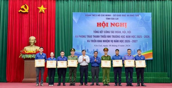 Biểu dương các tập thể triển khai hiệu quả Cuộc vận động “Đỡ đầu trẻ em mồ côi không nơi nương tựa, giúp đỡ thường xuyên trẻ em có hoàn cảnh đặc biệt khó khăn trên địa bàn tỉnh”. Ảnh: D.L