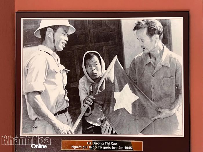 Lá cờ Tổ quốc được bà Dương Thị Xảo giữ từ năm 1945. Ảnh chụp lại tư liệu tại Bảo tàng Khánh Hòa (cơ sở 2).