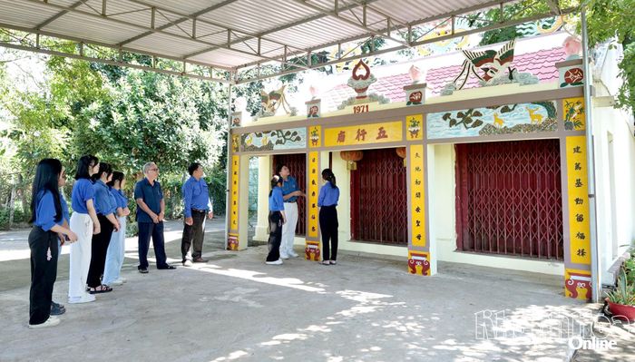 Đoàn viên, thanh niên tham quan miếu Ngũ Hành - nơi ghi dấu về sự kiện khởi nghĩa giành chính quyền ở khu vực phía nam Khánh Hòa.