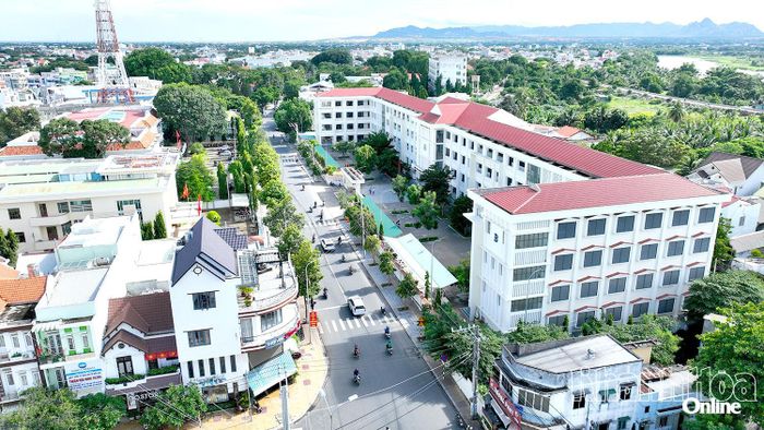 Đường 21 tháng 8 (phường Bảo An) - con đường ghi dấu ngày Nhân dân vùng phía nam Khánh Hòa khởi nghĩa giành chính quyền ngày 21-8-1945. Ảnh: VĂN NỶ