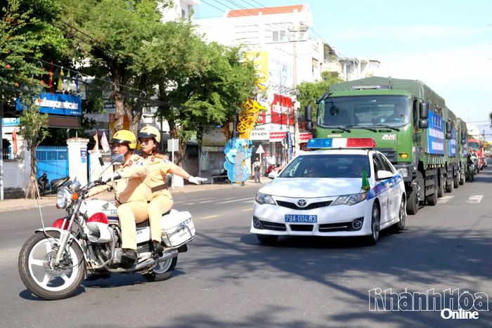 Lực lượng Cảnh sát giao thông cùng các đơn vị nghiệp vụ Công an tỉnh ra quân trấn áp tội phạm mua bán người.