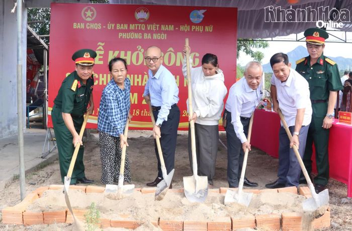 Các đại biểu thực hiện nghi thức động thổ sửa chữa nhà tình nghĩa.