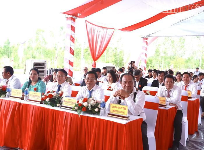 Lãnh đạo chính quyền địa phương tại buổi lễ.