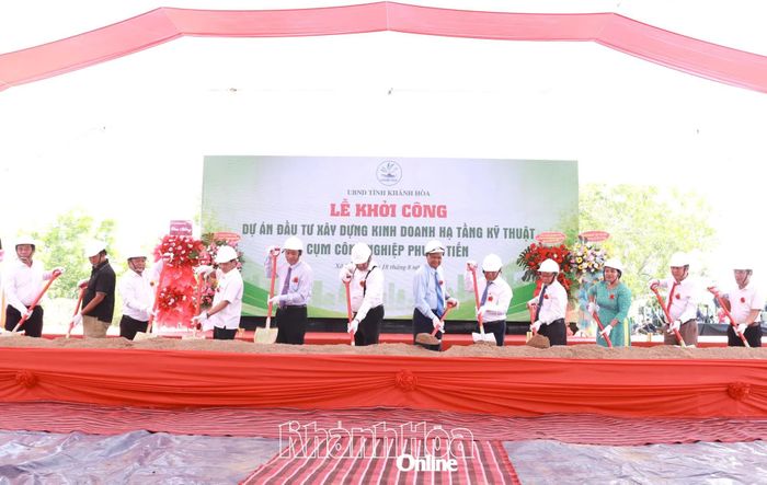 Các đại biểu thực hiện nghi thức khởi công.
