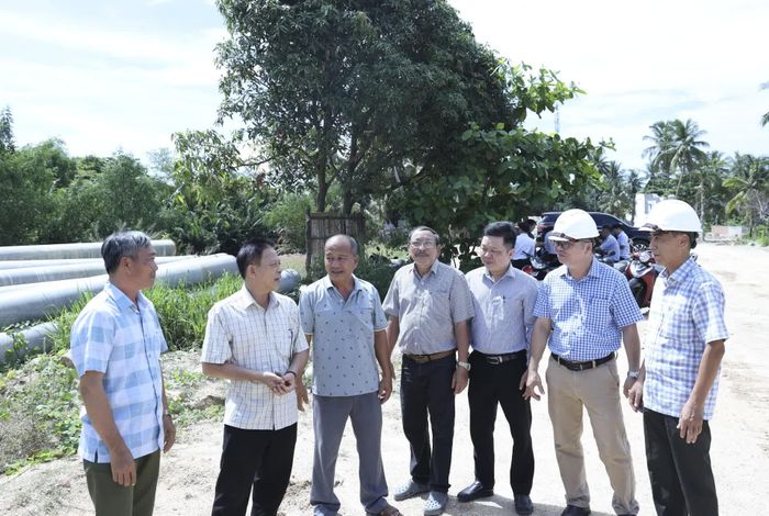 Người dân trao đổi, bàn giao mặt bằng cho địa phương tại thực địa.