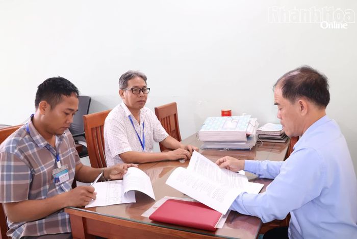 Kiểm tra tại Trung tâm phục vụ hành chính công xã.