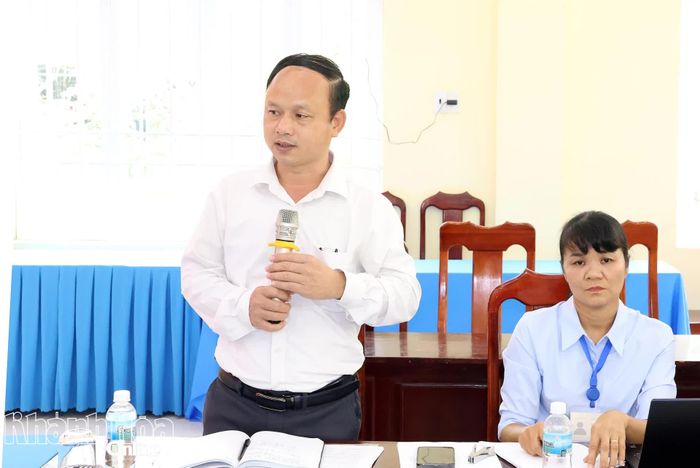 Lãnh đạo xã Cam Hiệp phát biểu tại buổi kiểm tra.