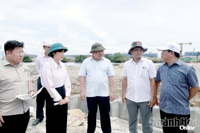 Đồng chí Trịnh Minh Hoàng nghe các đơn vị báo cáo tiến độ giải phóng mặt bằng công trình Chỉnh trị hạ lưu sông Tắc (giai đoạn II).