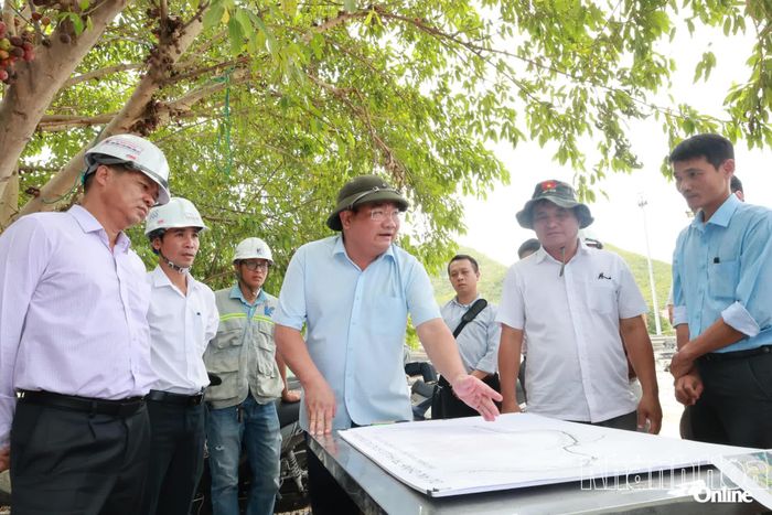 Đồng chí Trịnh Minh Hoàng chỉ đạo các đơn vị công tác giải phóng mặt bằng tại công trình Chỉnh trị hạ lưu sông Tắc (giai đoạn II).