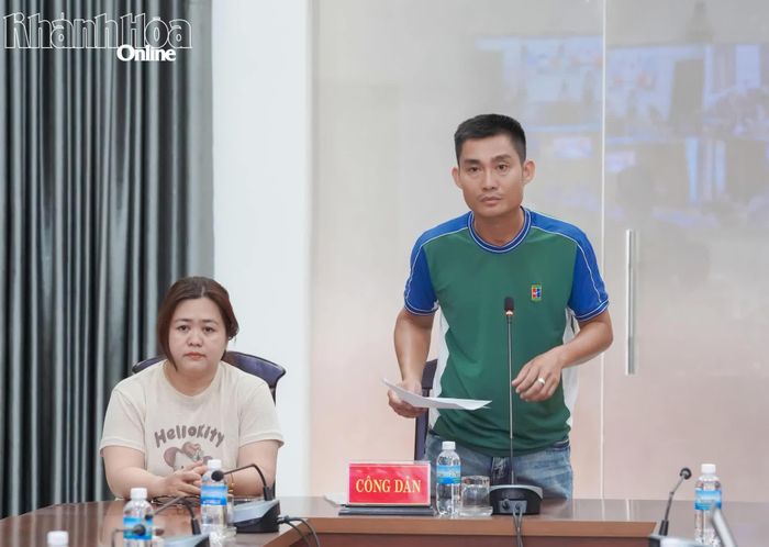 Ông Trần Nguyễn Mạnh Nhật và bà Trần Thị Thu Hương (phường Bắc Nha Trang) trình bày tại buổi tiếp công dân.