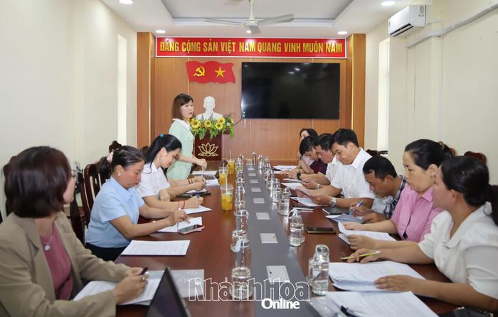 Đoàn khảo sát làm việc tại phường Nam Nha Trang.