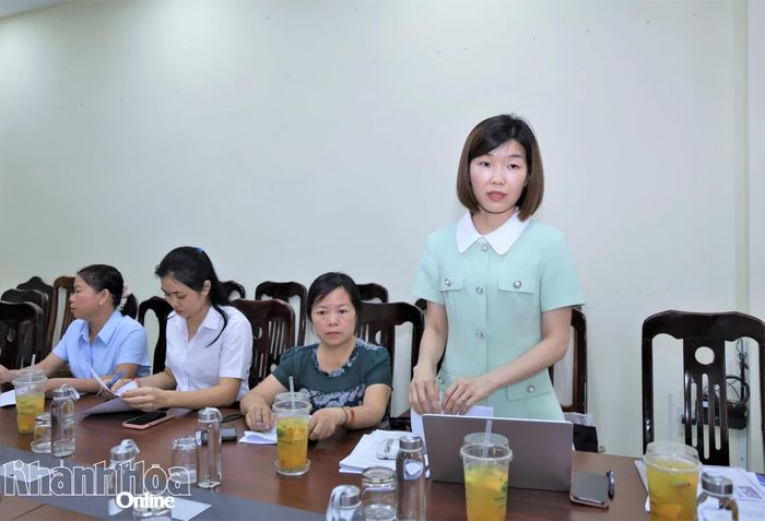 Bà Hòa Thị Thủy - Phó Trưởng Ban Nghiên cứu pháp luật hành chính - Nhà nước (Viện Chiến lược và Khoa học pháp lý) trao đổi tại buổi làm việc.