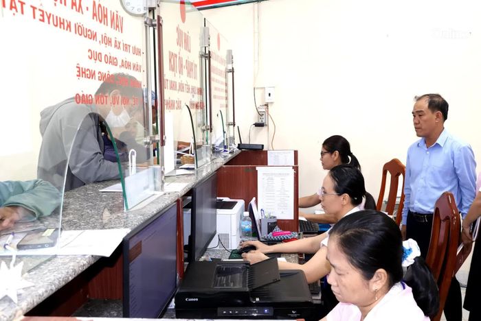 Thành viên của đoàn kiểm tra tại Trung tâm Phục vụ hành chính công xã Diên Điền.